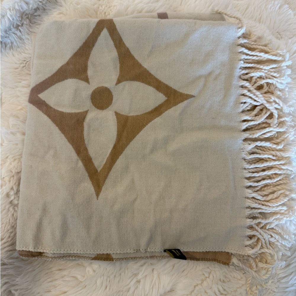 Louis Vuitton Beige and Pink Gradient Monogram Stole - Picture 5 of 9